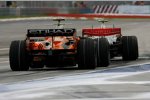 Adrian Sutil (Spyker) folgt Lewis Hamilton (McLaren-Mercedes)