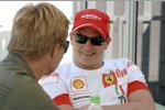 Kimi Räikkönen (Ferrari) im Smalltalk mit Mika Salo