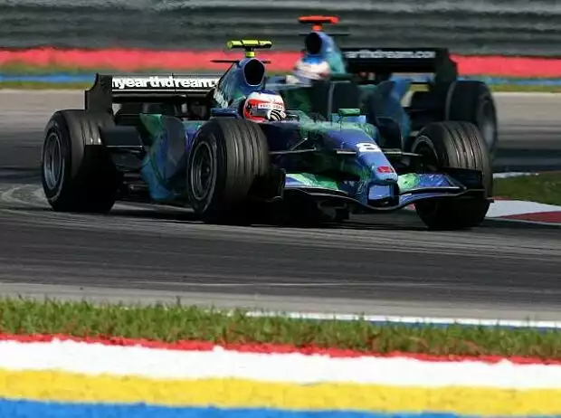 Titel-Bild zur News: Rubens Barrichello vor Jenson Button