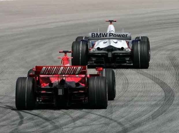 Titel-Bild zur News: Nick Heidfeld vor Felipe Massa