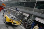 Die Corvette C6.R von Jean-Luc Blanchemain, Sebastien Dumez und Vincent Vosse nach dem Feuer in der Boxengasse