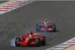 Felipe Massa (Ferrari) verbremst sich vor Lewis Hamilton (McLaren-Mercedes) 