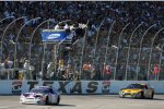 Jeff Burton gewinnt das Samsung 500 vor Matt Kenseth