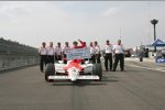  Helio Castroneves Penske feiert seine Pole