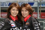 Zwei Grid Girls von Panther Racing