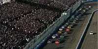 Bild zum Inhalt: Ein bewegter Jeff Gordon schließt zu Earnhardt Sr. auf
