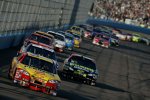 Kevin Harvick (Richard Childress), versetzt dahinter  Casey Mears (Hendrick)