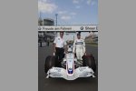 Mario Theissen (BMW Motorsport Direktor) und Nick Heidfeld (BMW Sauber F1 Team) vor der Nürburgringfahrt