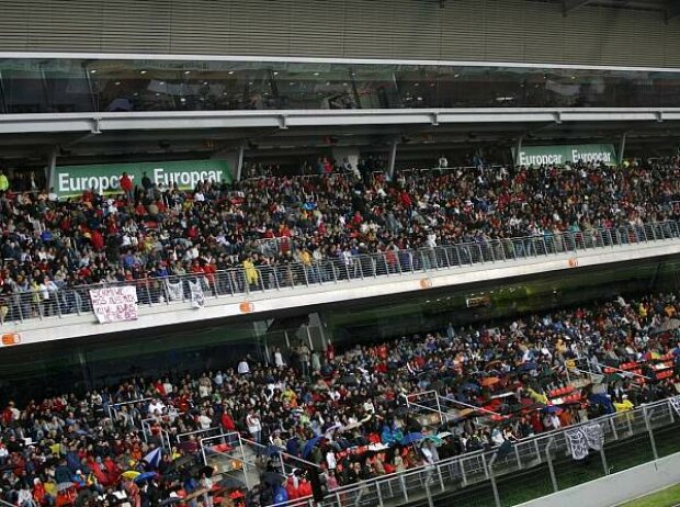 Fans beim Test in Barcelona Fans beim Test in Barcelona