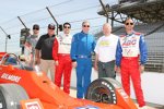A.J. Foyt IV, A.J. Foyt, Larry Foyt, Al Unser jr., George Snider und Darren Manning hinter einem Indy500-Siegerauto von Foyt