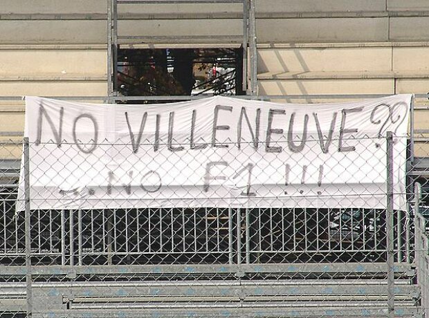 Villeneuve-Plakat bei Tests in Monza Villeneuve-Plakat bei Tests in Monza
