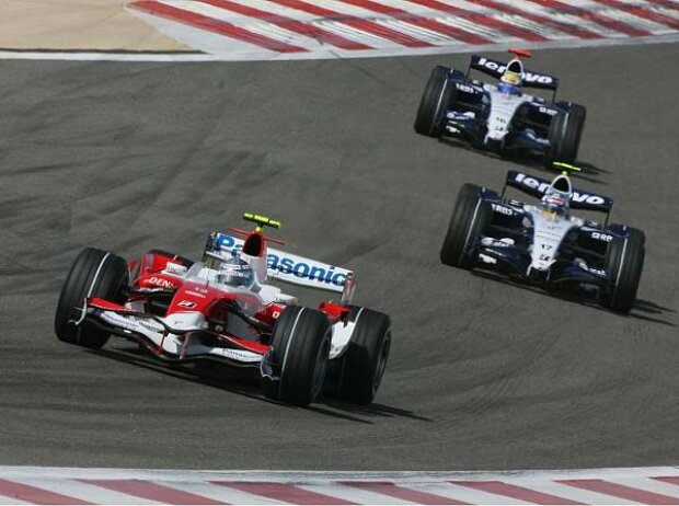 Jarno Trulli vor Alexander Wurz und Nico Rosberg Jarno Trulli vor Alexander Wurz und Nico Rosberg