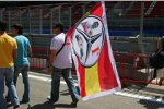 Ein Fan von Fernando Alonso (McLaren-Mercedes) mit eindeutig neuer Beflaggung
