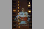 Fernando Alonso (McLaren-Mercedes) an einer Hauswand