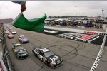 Greg Biffle und Clint Bowyer beim Start des Rennens in Darlington