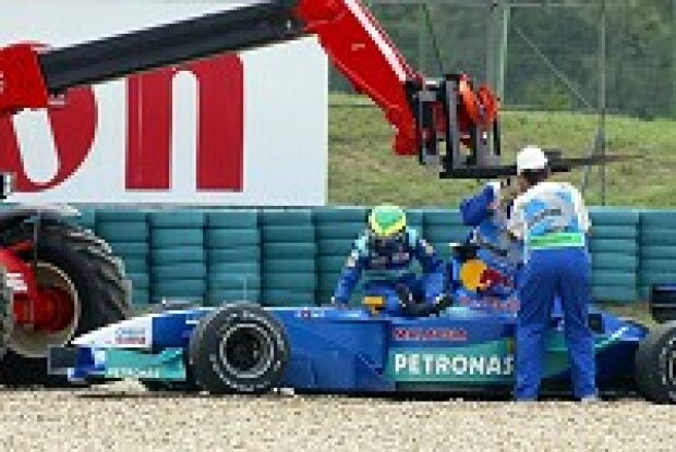 Felipe Massa steigt aus seinem Boliden aus Felipe Massa steigt aus seinem Boliden aus