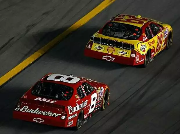 Titel-Bild zur News: Dale Earnhardt Jr. Kevin Harvick