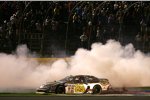 Kevin Harvick feiert seinen Sieg