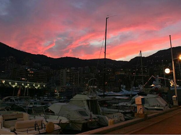Titel-Bild zur News: Abendstimmung im Hafen von Monte Carlo
