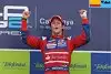 Bild zum Inhalt: Senna fährt in Silverstone Ferrari