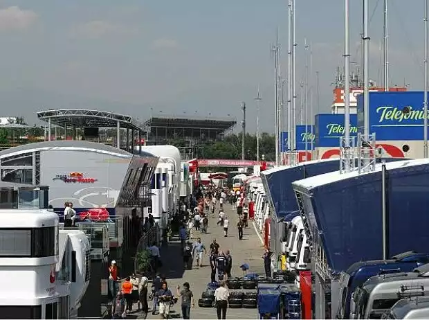 Titel-Bild zur News: Fahrerlager in Barcelona