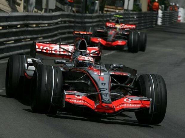 Fernando Alonso vor Lewis Hamilton Fernando Alonso vor Lewis Hamilton