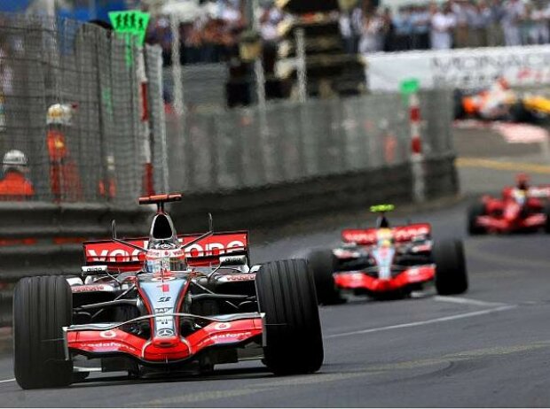 Titel-Bild zur News: Fernando Alonso vor Lewis Hamilton