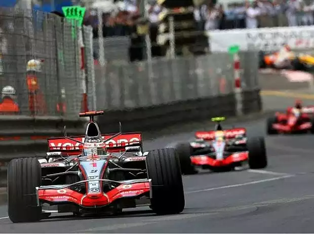 Fernando Alonso vor Lewis Hamilton Titel-Bild zur News: Fernando Alonso vor Lewis Hamilton