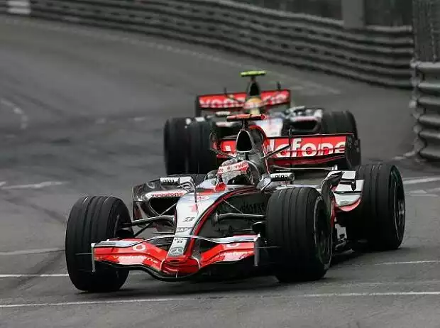 Fernando Alonso vor Lewis Hamilton Titel-Bild zur News: Fernando Alonso vor Lewis Hamilton