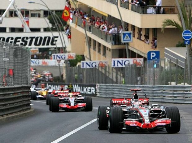 Titel-Bild zur News: Fernando Alonso vor Lewis Hamilton