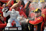  Martin Truex Jun. mit der Monster-Trophäe von Dover