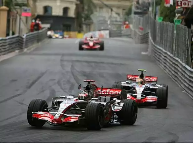Fernando Alonso vor Lewis Hamilton Titel-Bild zur News: Fernando Alonso vor Lewis Hamilton