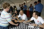 Tony Kanaan (Andretti Green) und Dan Wheldon (Ganassi) geben Autogramme