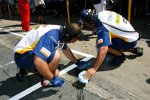 Ölentsorgung nach dem Motorschaden von Heikki Kovalainen (Renault) 