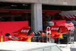 Die Motorabdeckungen säumen bei Ferrari schon die Box