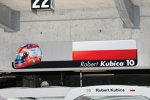 Über der Box des BMW Sauber F1 Teams ist der Platz von Robert Kubica noch markiert