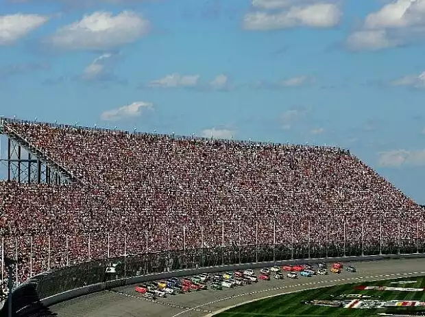 Start Michigan 400 Titel-Bild zur News: Start Michigan 400