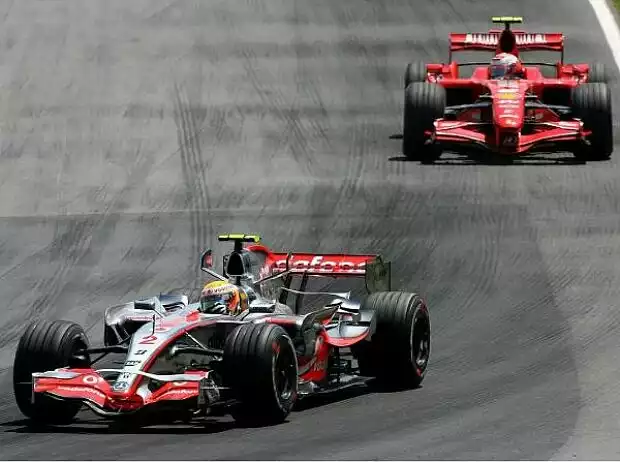 Lewis Hamilton vor Kimi Räikkönen Titel-Bild zur News: Lewis Hamilton vor Kimi Räikkönen