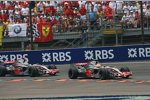 Lewis Hamilton vor Fernando Alonso (McLaren-Mercedes) 