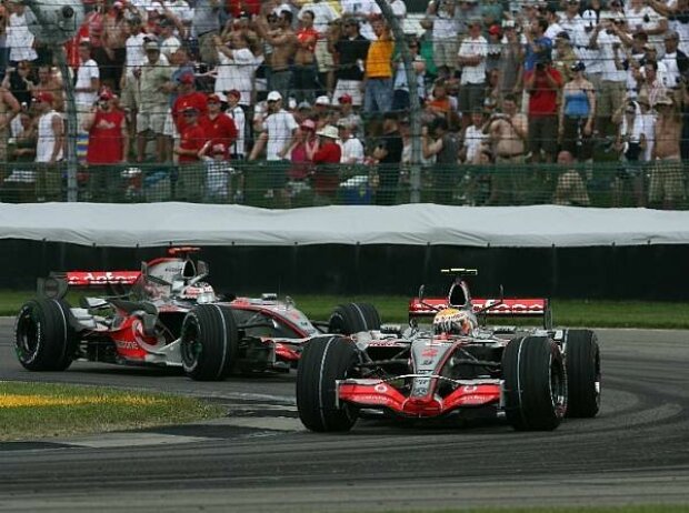 Lewis Hamilton vor Fernando Alonso