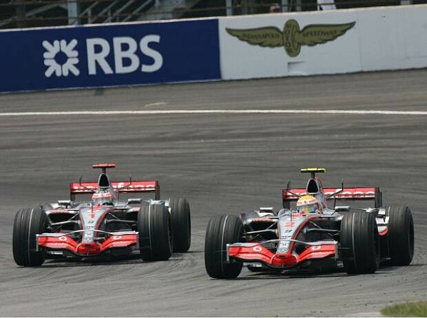 Lewis Hamilton vor Fernando Alonso