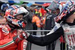 Colin Edwards (Yamaha) (links) gratuliert Casey Stoner (Ducati)