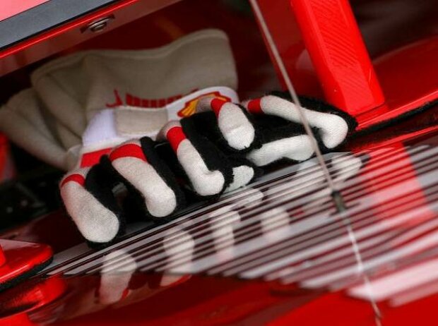 Titel-Bild zur News: Kimi Räikkönens Handschuhe