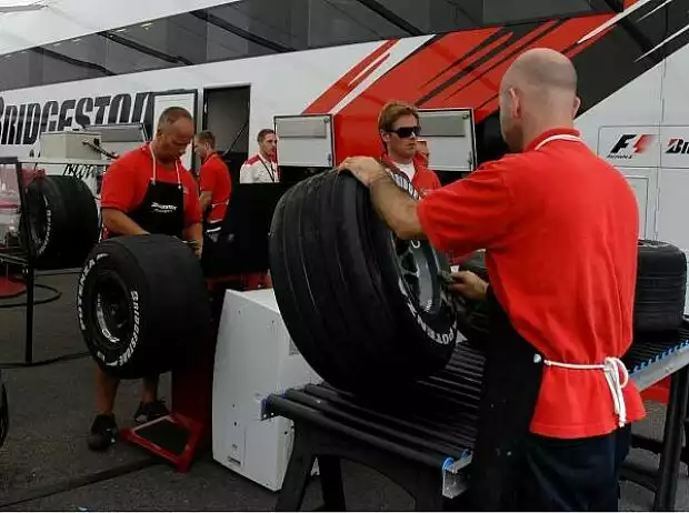 Bridgestone-Mechaniker Titel-Bild zur News: Bridgestone-Mechaniker