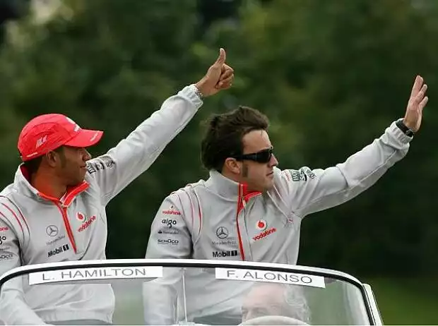 Lewis Hamilton mit Fernando Alonso Titel-Bild zur News: Lewis Hamilton mit Fernando Alonso