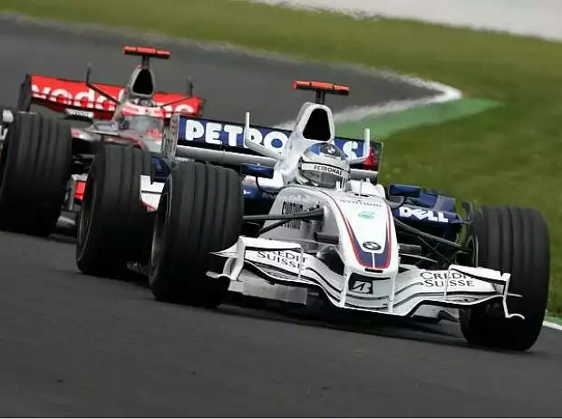 Titel-Bild zur News: Nick Heidfeld vor Fernando Alonso