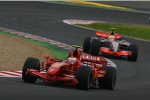 Kimi Räikkönen (Ferrari) vor Lewis Hamilton(McLaren-Mercedes) 