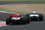 Fernando Alonso (McLaren-Mercedes) folgt Nick Heidfeld (BMW Sauber F1 Team) 