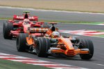 Adrian Sutil (Spyker) vor Kimi Räikkönen (Ferrari) 