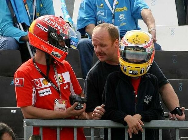 Titel-Bild zur News: Fans von Michael Schumacher und Lewis Hamilton